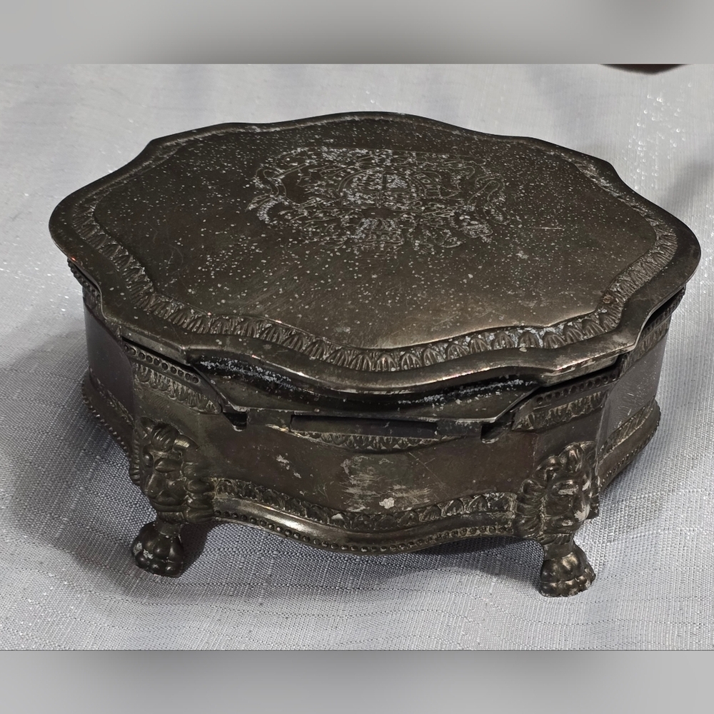Vintage International Silver Co. Lion Crest Metal Trinket Hairpin Jewelry Box - Picture 10 of 11